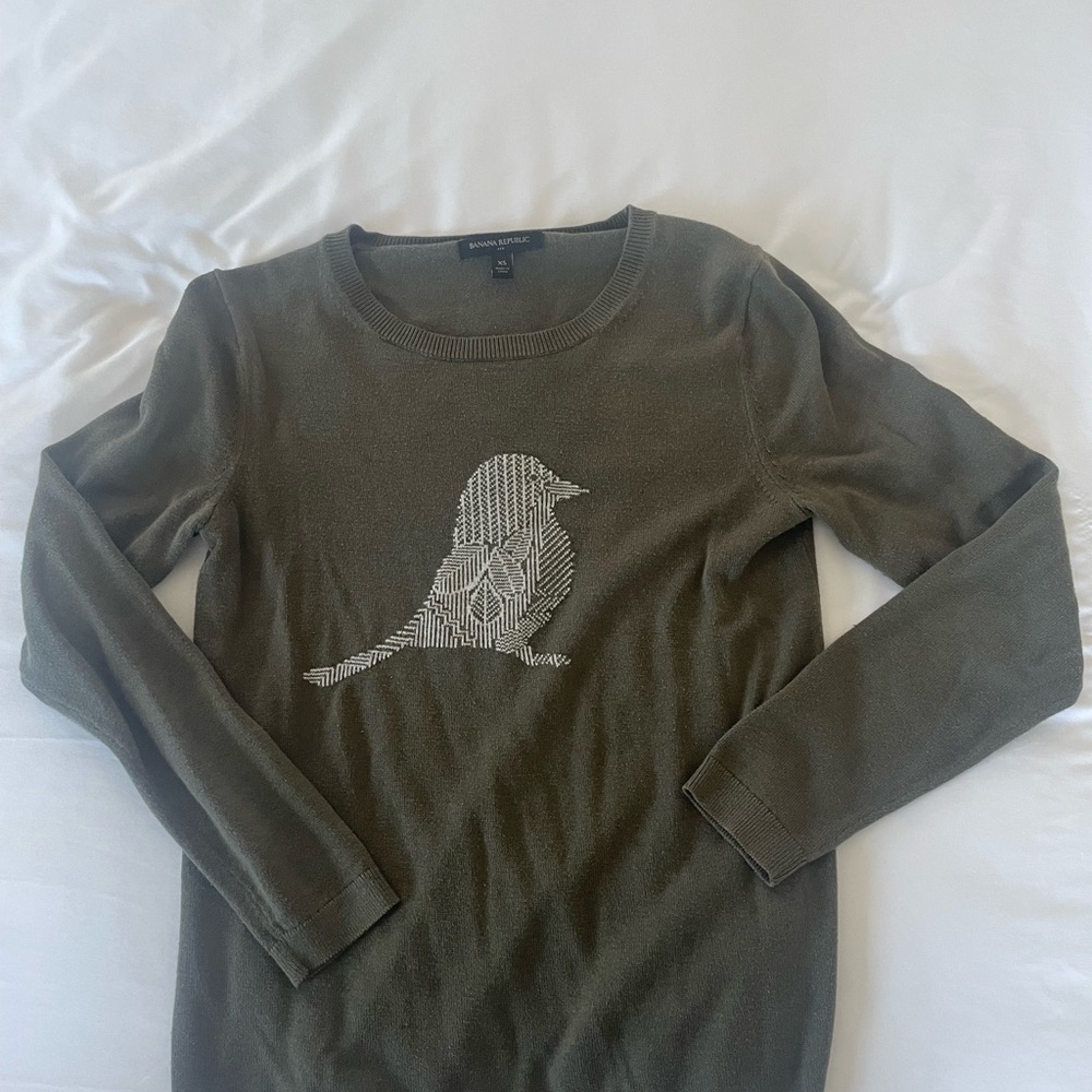 Green crew neck sweater with bird detail